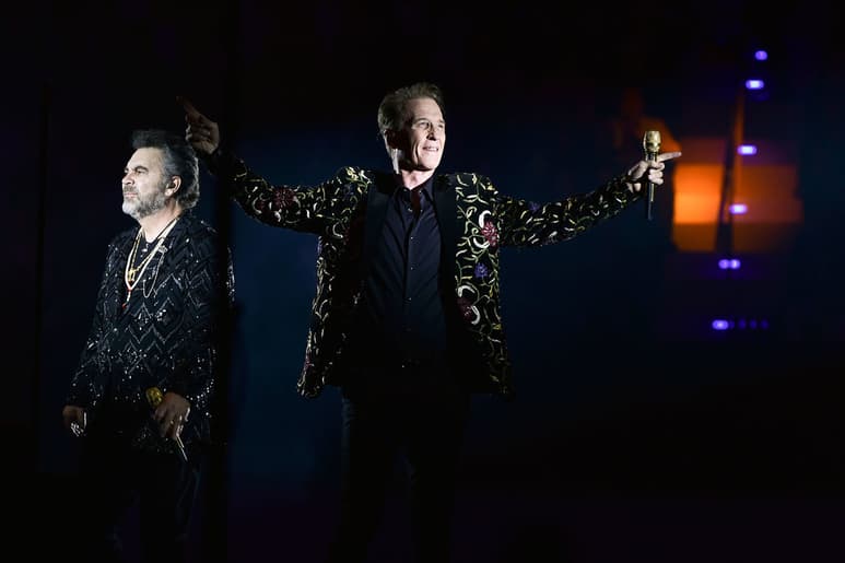 Al dar las 22:00 de la noche los cantantes irrumpieron en el escenario central (360 grados) en medio de gritos, aplausos y rostros felices. (ÉRICK SOTOMAYOR)