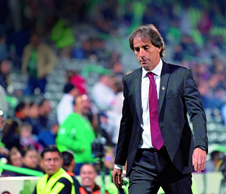Guillermo Almada negó que él y su cuerpo técnico tengan una mala relación con sus jugadores, por lo que el vestidor nada tiene que ver en la falta de resultados de Santos Laguna en
este comienzo del Clausura 2020. (ARCHIVO)