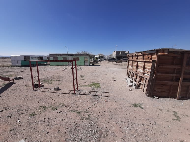 En jacales estudian niños de Matamoros, Coahuila; se trata del preescolar de la colonia Los Olivos.