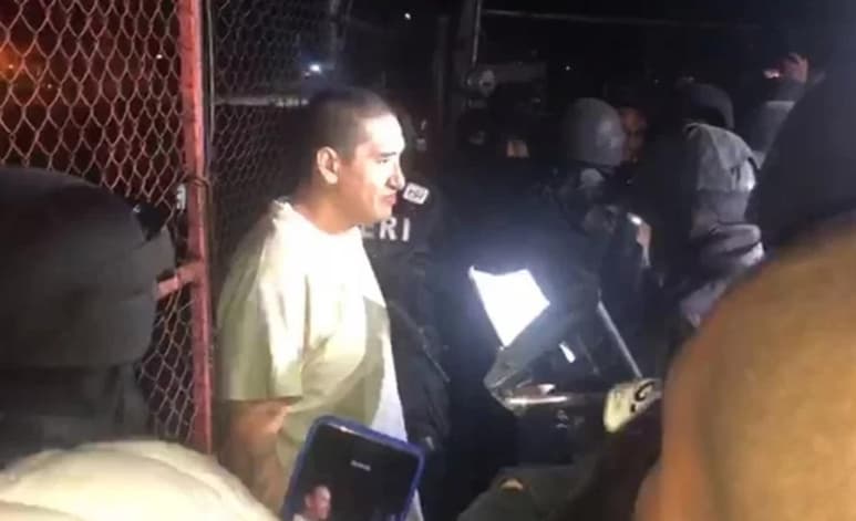 Al rededor de las 03:40 de la mañana, elementos de la Policía de Investigación (PDI) cumplimentaron otra orden de aprehensión contra 'El Lunares', apenas cruzó la última reja del área de aduanas del Reclusorio Norte.
(EL UNIVERSAL)