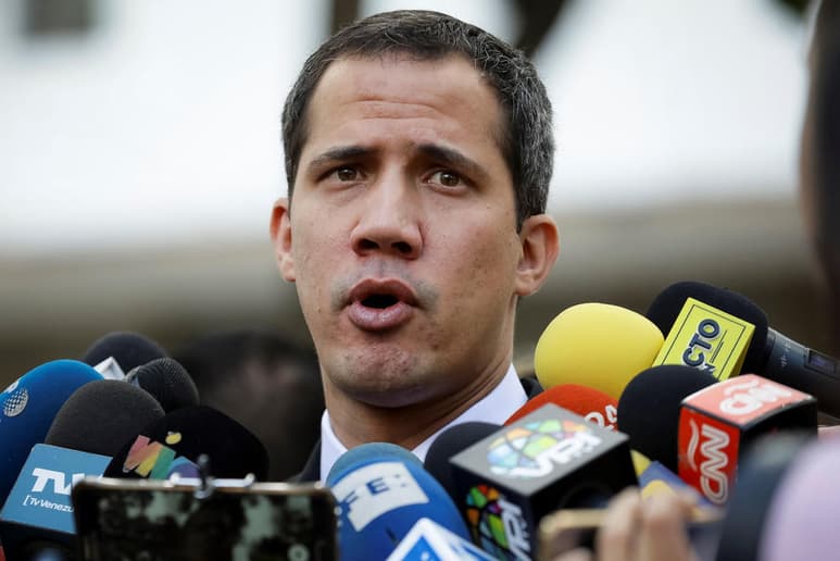 Ese mismo día, la aerolínea Tap Air Portugal, en la que viajaron Guaidó y su tío para regresar al país suramericano, afirmó que esta empresa no permite que sus pasajeros aborden con material explosivo de ningún tipo.
(ARCHIVO)