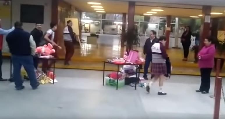 Profesores decomisaron los obsequios a los estudiantes antes de que estos ingresaran a las instalaciones de la escuela (CAPTURA)
