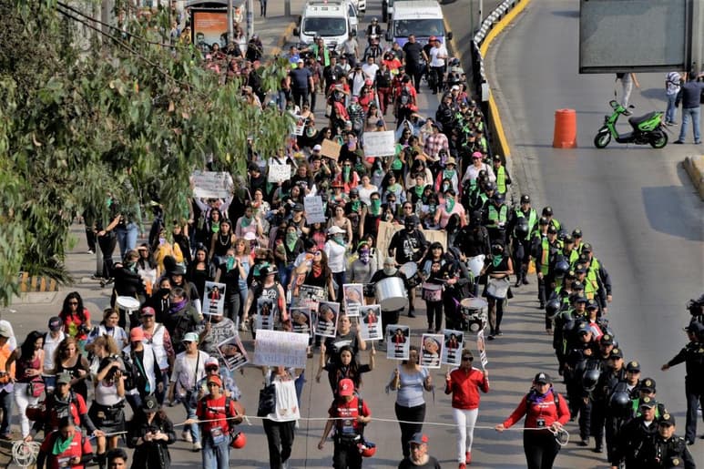 La marcha comenzó en una estación de metrobús de la alcaldía Gustavo A. Madero, en el norte de la capital mexicana, y prosiguió hasta el domicilio en el que la joven fue asesinada el pasado domingo, donde se leyeron discursos de homenaje. (NOTIMEX)