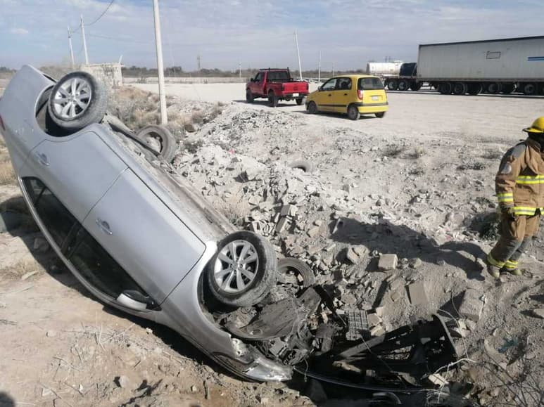 La unidad se salió del camino y dio varios giros para finalmente terminar sobre su toldo. (EL SIGLO DE TORREÓN)