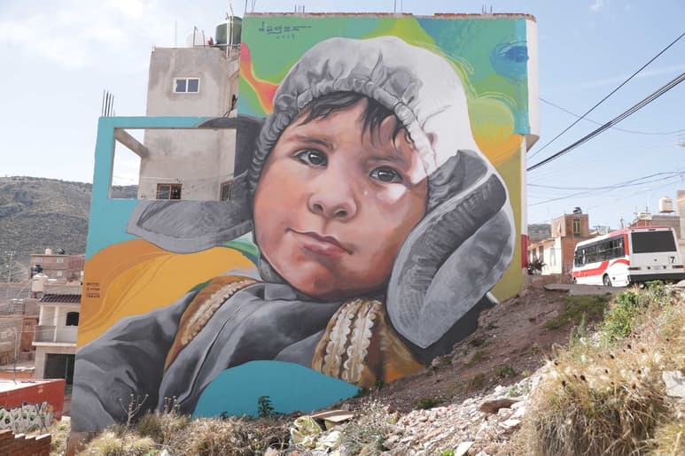 Con ayuda de artistas la gente pudo pintar en muros de más de 10 metros, gracias al proyecto Comunidad en Paz. (AGENCIAS)