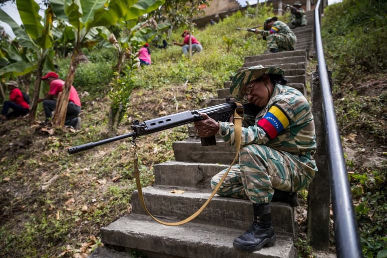 Soldados participan en el comienzo de los ejercicios militares para la 'defensa de la ciudades' junto con simpatizantes chavistas. (EFE)