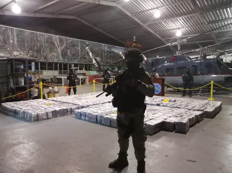 El cargamento consta de 5,048 paquetes de aproximadamente un kilo de cocaína cada uno. (CORTESÍA)