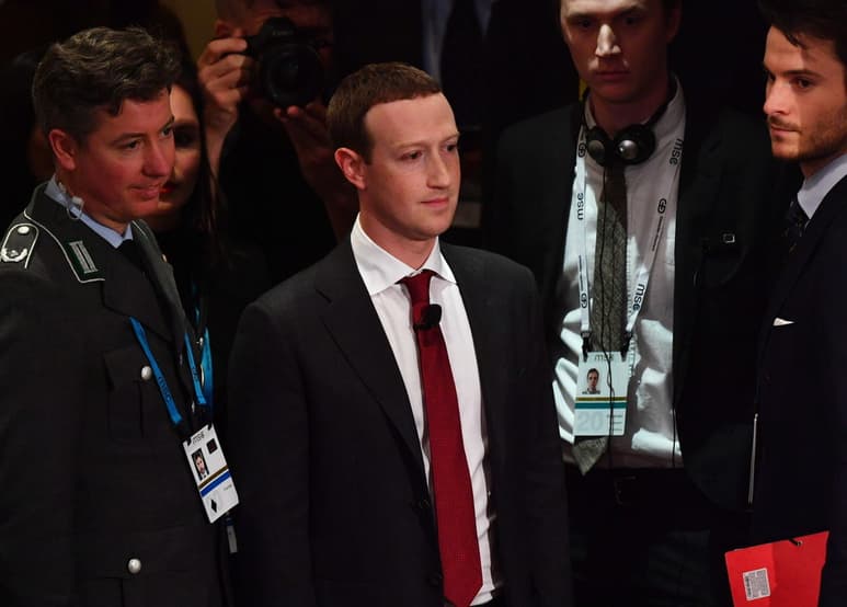 Zuckerberg (c) añadió que su compañía cuenta con 35 mil personas dedicadas a la revisión de contenido. (EFE)