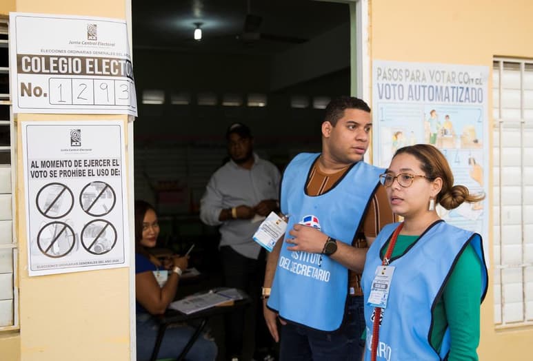 Suspendieron las elecciones municipales que se celebraban este domingo en el país tras múltiples problemas técnicos con el voto automatizado. (EFE)