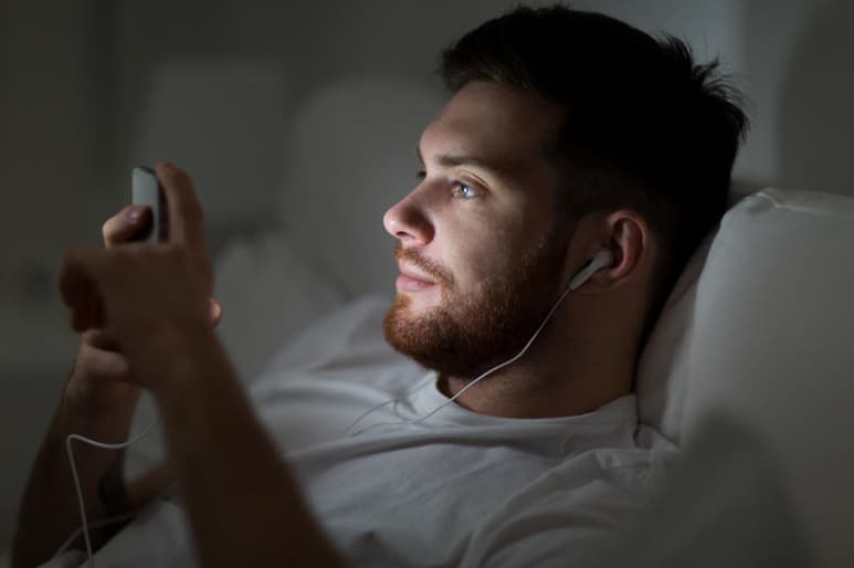 El uso del teléfono celular antes de dormir está asociado con una mala calidad de sueño y con un riesgo mayor de desarrollar insomnio. (ARCHIVO)
