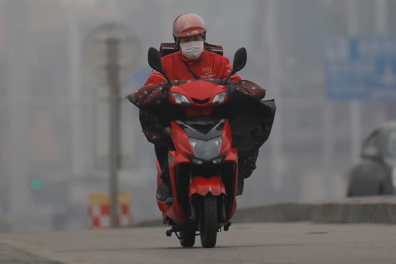La provincia de Hubei aumentó hoy las restricciones para sus ciudadanos y les ha solicitado que no salgan de su casa ni empleen autos para evitar el contagio del Covid-19. (ARCHIVO) 