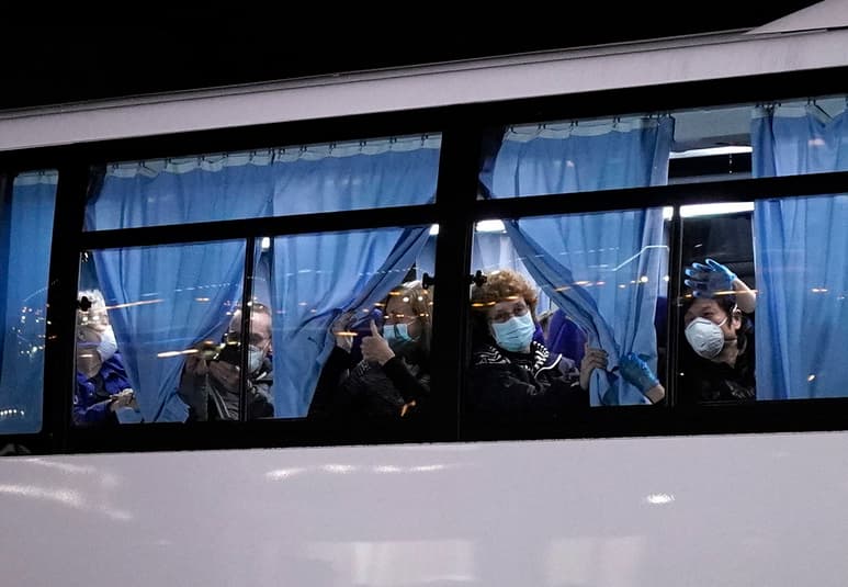 Estados Unidos evacuó a sus ciudadanos del crucero (siempre que no hayan dado positivo en los test del virus) y los transportará en dos vuelos hoy lunes. (EFE)