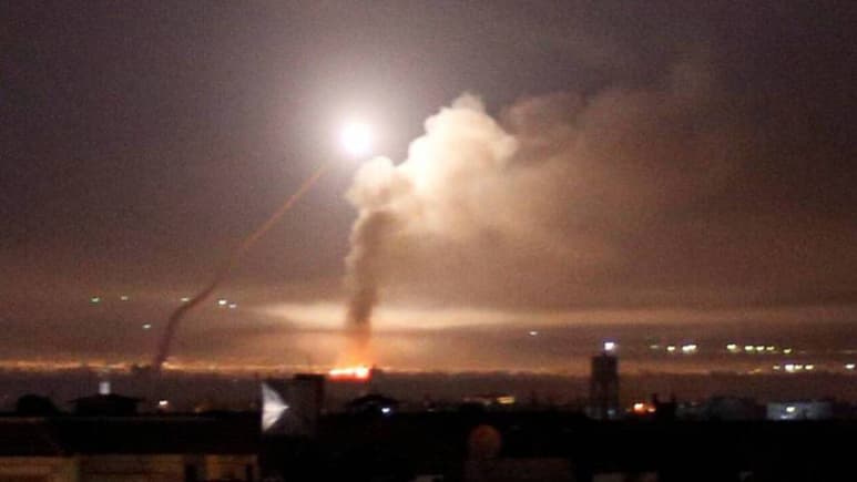 Varios misiles se impactaron cerca de la embajada de EUA en la capital de Irak. (ESPECIAL)
