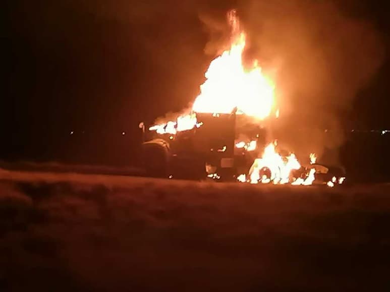 El fuego inició en el área de las llantas traseras y de inmediato se extendió al resto del vehículo. (EL SIGLO DE TORREÓN)