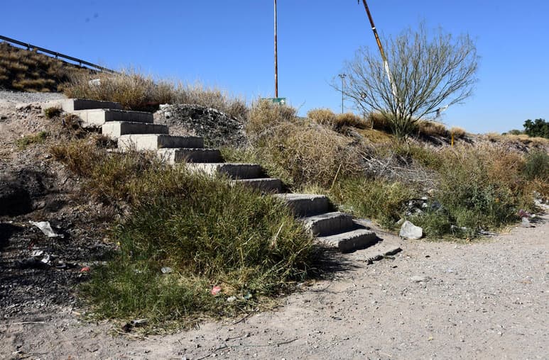 Escaleras en mal estado. Los escaleras que se construyeron como accesos también están en mal estado, además de que alrededor hay maleza, basura y no hay alumbrado.