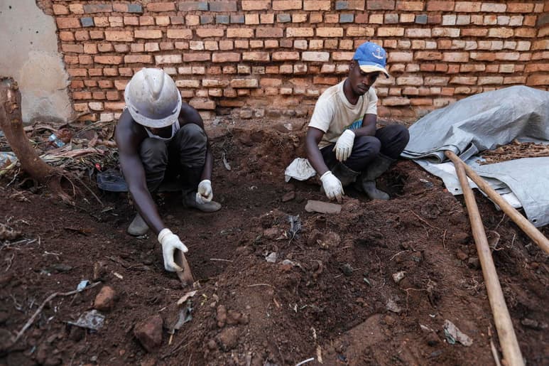 Seis fosas masivas fueron descubiertas en Burundi con más de 6,000 cadáveres, el descubrimiento más grande en su tipo tras años de trabajo. (ARCHIVO)