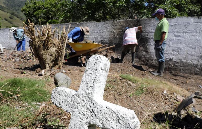 La Jurisdicción Especial para la Paz (JEP) entregó este lunes a la familia los restos de un hombre que fue asesinado hace 18 años por el Ejército colombiano y hallado recientemente en una fosa común. (ARCHIVO)