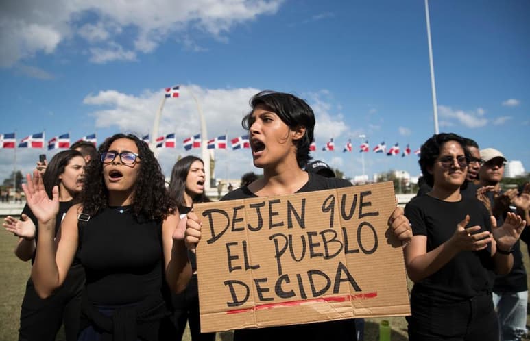 La suspensión electoral desencadenó una manifestación de jóvenes que se concentraron frente a la sede de la JCE. (EFE)