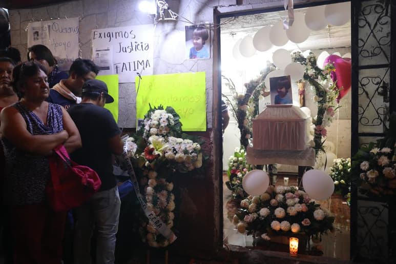 Sacude al país. En medio de la conmoción y el repudio social por el brutal asesinato de la pequeña Fátima, familiares, amigos y vecinos asisten a su funeral en el barrio de Tulyehualco de la Ciudad de México, en la casa donde la niña vivía junto con su familia. (NOTIMEX)