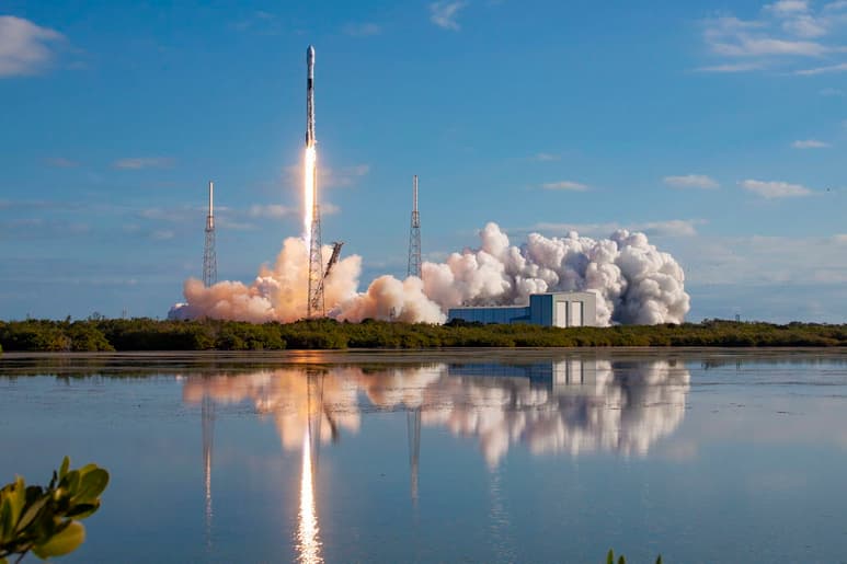 El objetivo de SpaceX es crear una constelación de satélites que brinden Internet a velocidades parecidas a las de la banda ancha. (EFE)