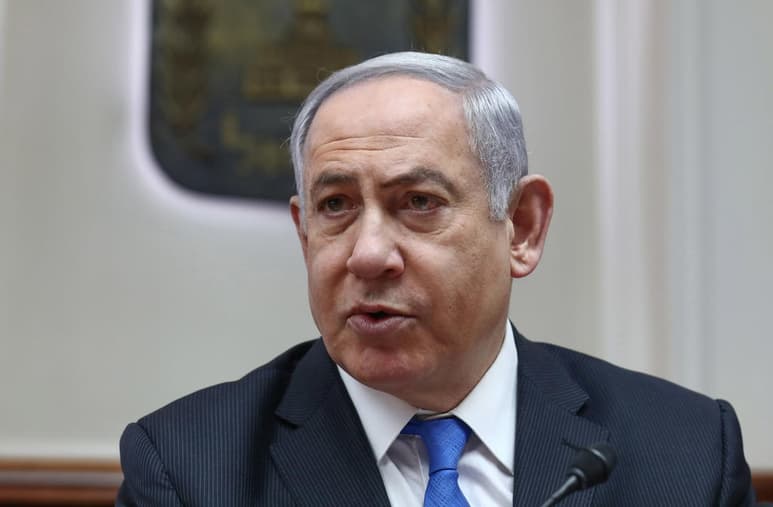 Se acusa a Netanyahu de soborno, fraude y abuso de confianza en una serie de casos en los que presuntamente recibió regalos lujosos de amigos multimillonarios e intercambió favores regulatorios por una cobertura periodística positiva. (EFE)