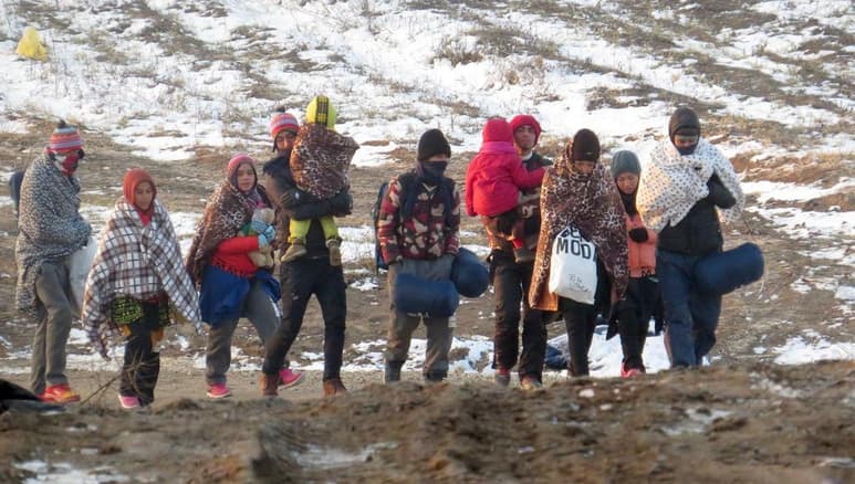 Las organizaciones Save the Children y UNICEF advirtieron hoy de que las bajas temperaturas en Siria y la ofensiva en curso ha provocado la muerte de una treintena de niños de los más de 500,000. (ARCHIVO)