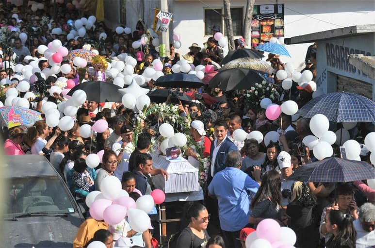Llevan el cuerpo de la casa donde fue velada, al cementerio. El cuerpo va en un pequeño ataúd blanco. La música suena y los familiares llevan también peluches que le gustaban a la niña. (EL UNIVERSAL)