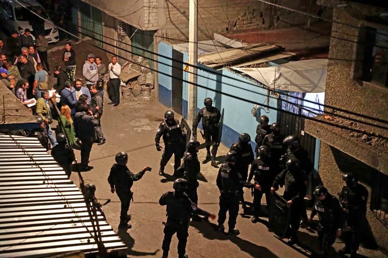 La acción policial duró cerca de dos horas, donde los agentes ingresaron al domicilio con armas de grueso calibre. (AGENCIAS)