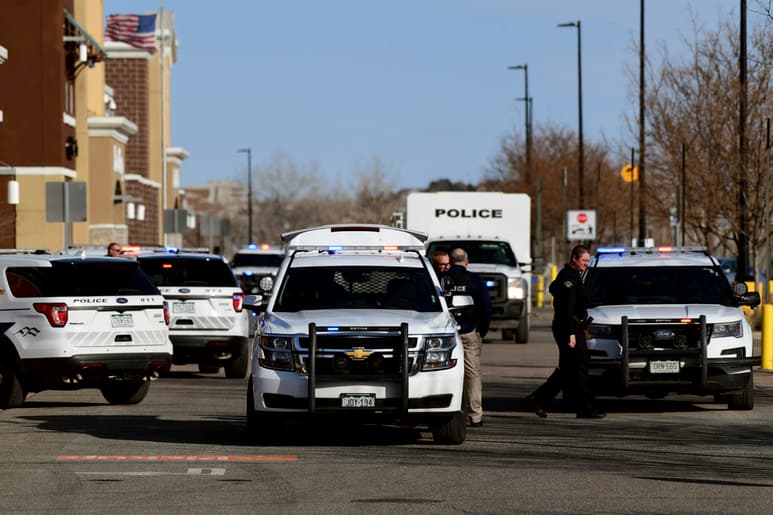 Nadie resultó lastimado y ambos fueron detenidos, informó la policía de Broomfield. (AP)
