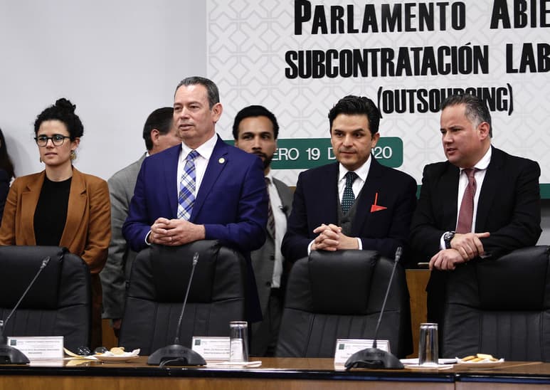 El evento fue encabezado por la secretaria del Trabajo, María Luisa Alcalde Luján, el diputado Manuel de Jesús Baldenebro y Zoé Robledo, titular del IMSS. (ARCHIVO)