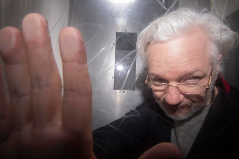 Baltasar Garzón se mostró convencido de que en el juicio para la extradición de Assange (foto) se aportarán suficientes pruebas para evitar su entrega a EUA. (ARCHIVO)