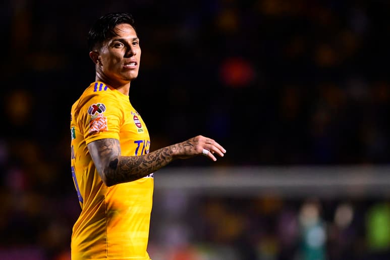Fue en zona mixta donde el jugador colombiano dio a conocer lo que le dijo el defensor felino, 'Me dijo cosas extra futbolísticas, me preguntó por el tema del sueldo'. (ARCHIVO)