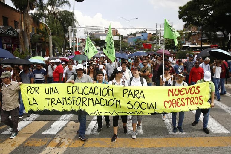 El dirigente sindical agregó que el año pasado también fueron amenazados de muerte 960 profesores. (EFE)