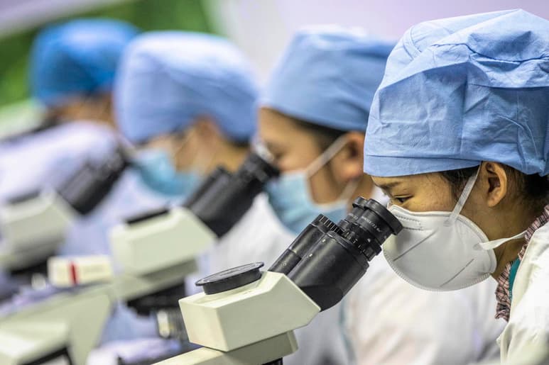 Según el último balance de la Comisión Nacional de Sanidad, la enfermedad causada por el nuevo coronavirus ha dejado ya 2,236 fallecidos entre los casi 75,500 casos registrados hasta ayer. (ARCHIVO)