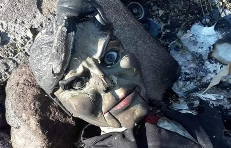 Supuestamente se pensaba que el muñeco era el cuerpo de una persona flotando en el río (CAPTURA)
