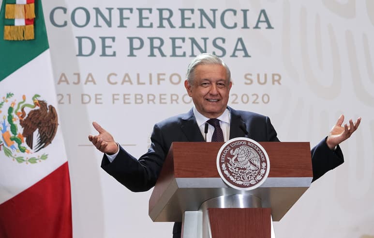 Al preguntarle si las mujeres tienen iniciativa propia para manifestarse, López Obrador respondió que ellas sí tienen voluntad pero también hay mano negra en el movimiento. (ESPECIAL)
