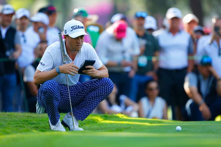 Justin Thomas tuvo una ronda de seis golpes abajo del par, con lo que tomó la cima del WGC México Championship.