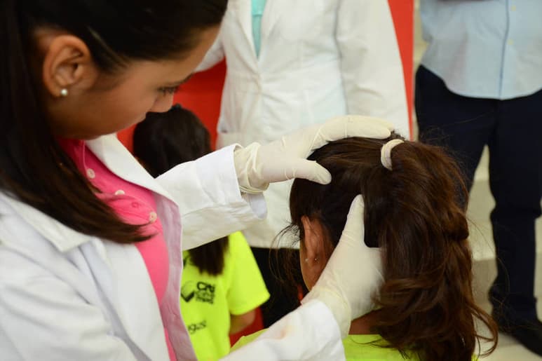 Más allá de suministrar medicamento, sugieren a los padres de familia el uso de productos aplicados en el cuero cabelludo. (EL SIGLO DE TORREÓN)