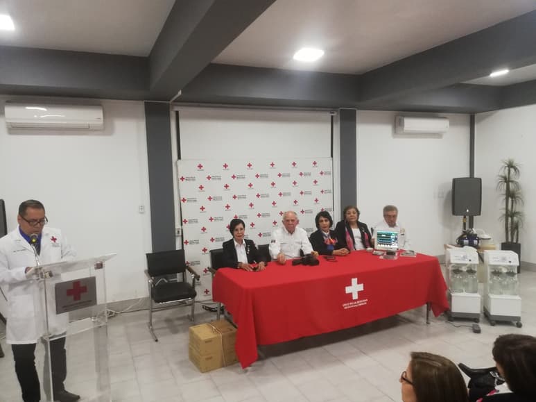 Directivos de la Cruz Roja agradecieron la donación de equipamiento por parte del Club Rotario. (EL SIGLO DE TORREÓN)