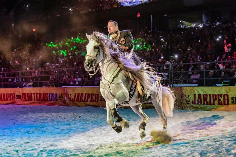 Sin escándalos. El cantante Pepe Aguilar lleva más de 35 años de trayectoria, siempre alejado de controversias y con la consigna de tocar las emociones y los sentimientos de sus seguidores a través de sus canciones.