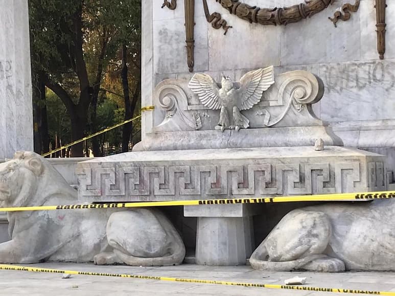 El monumento está hecho con mármol de Carrara y en total pesa 70 toneladas. Su construcción tomó solamente un mes y medio, y es uno de los lugares más emblemáticos del Centro Histórico. La obra fue inaugurada el 18 de septiembre de 1910. (ESPECIAL)