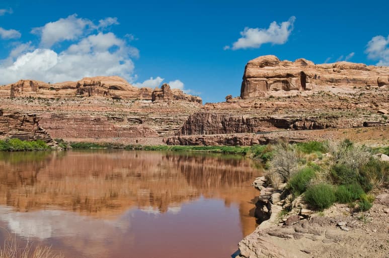 El Río Colorado, que proporciona agua a unos 40 millones de personas en Estado Unidos, disminuyó en un 20 por ciento su caudal en el último siglo y podría perder hasta 31 por ciento para 2050. (ARCHIVO)