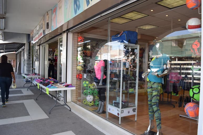 De cara al paro nacional de mujeres, se estima que el sector comercio y servicios podría quedarse con menos de la mitad de su personal a causa de la convocatoria programada para el lunes 9 de marzo. (ARCHIVO)