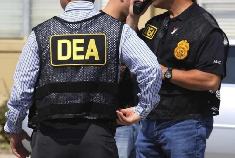 Un exagente especial de la DEA y su esposa fueron acusados de desviar a sus cuentas y de sus allegados ganancias del narcotráfico detectadas en investigaciones encubiertas de lavado de dinero. (ARCHIVO)