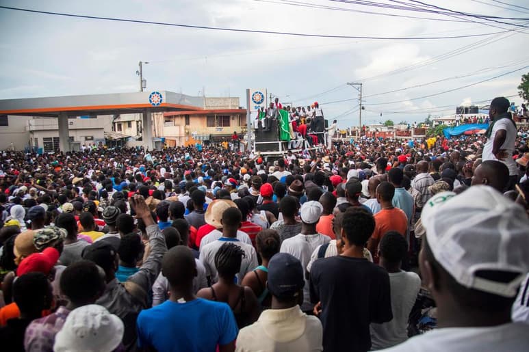 La capital haitiana vive este lunes una jornada de protestas, barricadas y parálisis en las actividades comerciales, un día después de un cruento tiroteo entre policías y militares. (ARCHIVO)