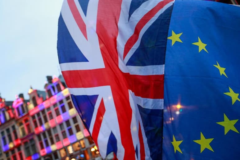 Las representaciones permanentes de los países miembros de la Unión Europea (UE) terminan hoy el mandato de negociación que formalizará la salida de Reino Unido del eurobloque. (ARCHIVO)