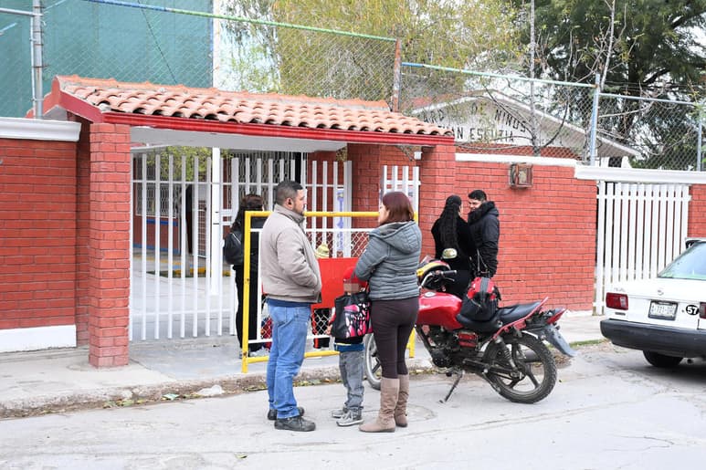 El miércoles 29 de enero, padres de familia arribaron al plantel exigiendo una explicación a la directora, argumentando que ocho pequeñas aseguraban que Humberto (el intendente), tocaba sus partes íntimas cuando salían de su salón de clases para ir al baño. (ARCHIVO)