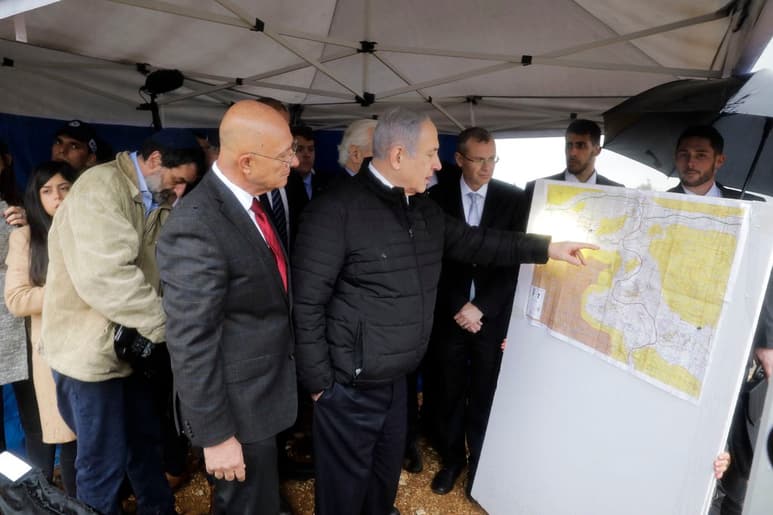 El primer ministro israelí en funciones, Benjamín Netanyahu, encabezó la reunión del equipo, que estará formado por tres funcionarios estadounidenses y tres israelíes. (EFE)