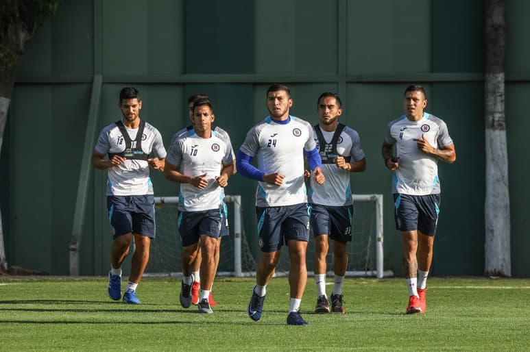 Cruz Azul sufrió, pero derrotó al Portmore 2-1, en el partido de ida de los octavos de final de la Liga de Campeones de la Concacaf. (CORTESÍA)