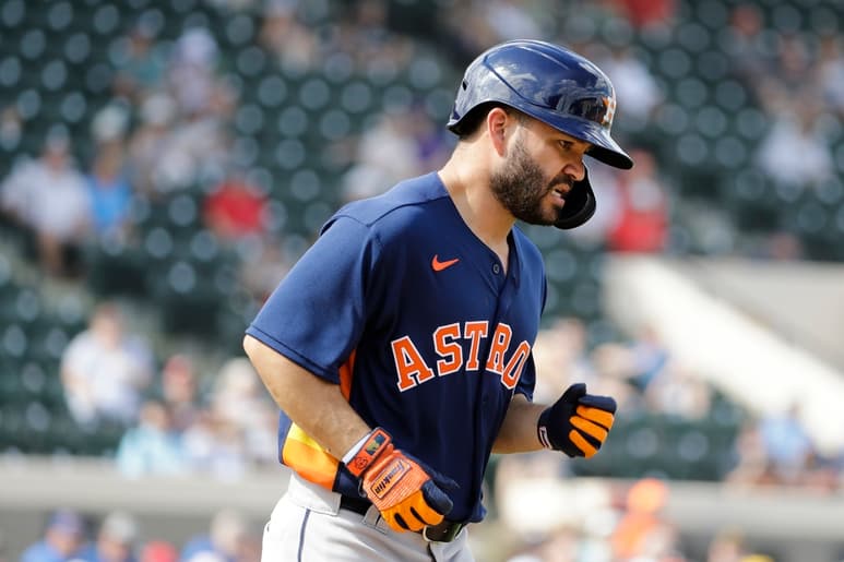 El venezolano José Altuve se dirige a primera base luego de recibir un pelotazo en el pie, en el duelo de pretemporada en el que los Astros apalearon 11-1 a los Tigres de Detroit. (AP)